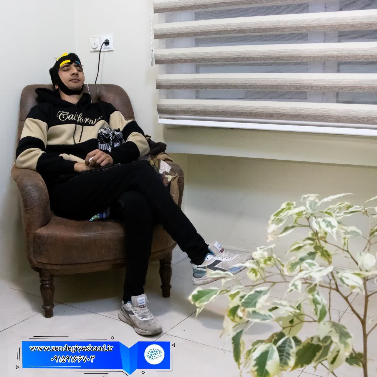 مراجعه کننده در حال دریافت tDCS در مرکز شوریده مشهد